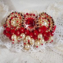 Ruby broche geborduurd met een 1960's bohemian glas cabochon, parels, Swarovski kristallen en rocailles.
